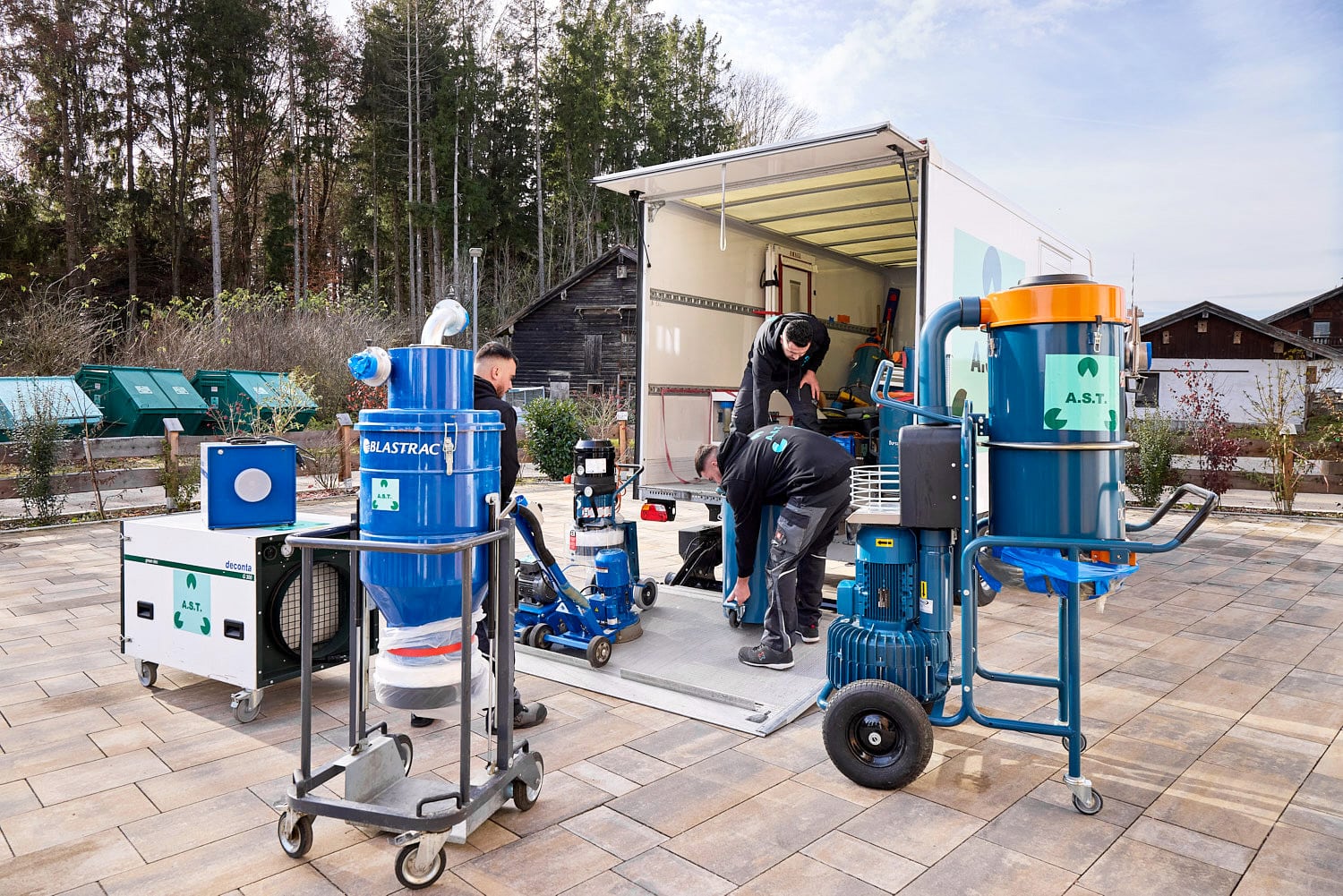 Das Team Stenzenberger Schadstoffsanierung beim Beladen eines Fahrzeugs für die Asbestsanierung